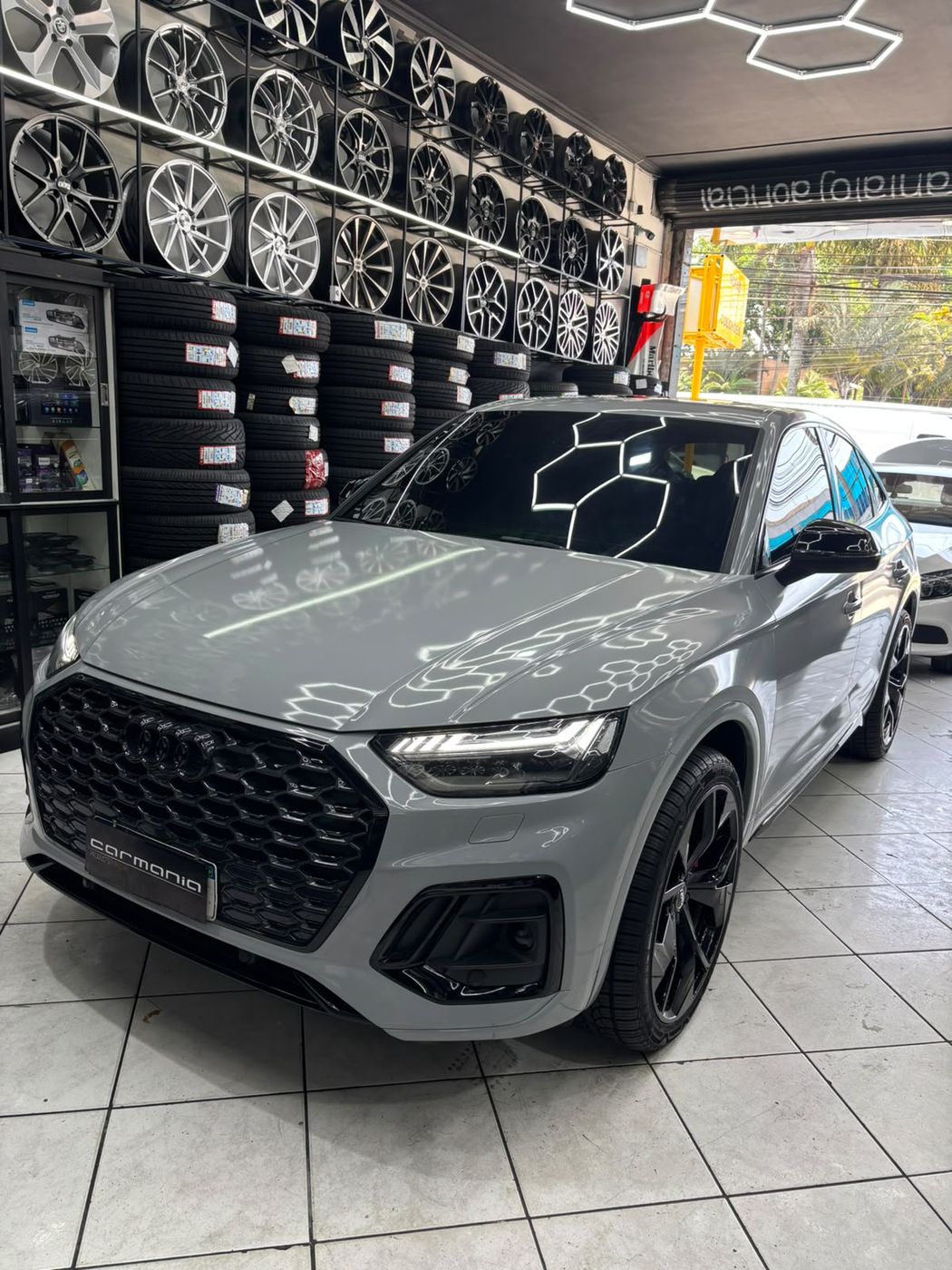 Audi Q5 na loja da Carmania sob a iluminação hexagonal