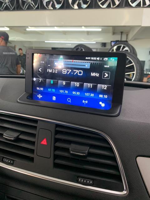 Rádio FM na central multimídia de Audi Q3