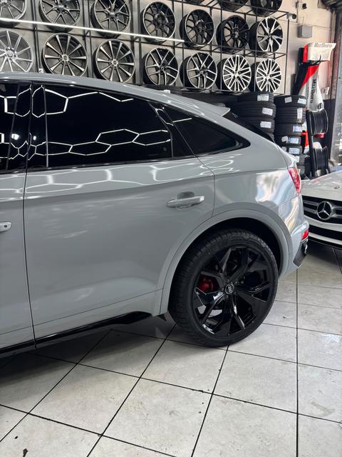 Lateral de Audi Q5 com rodas pretas