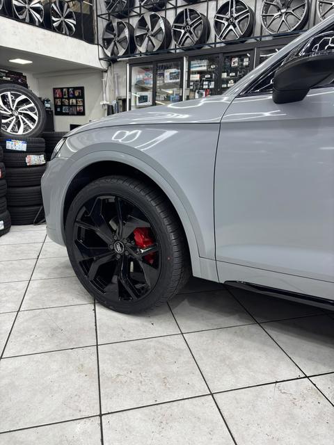 Roda dianteira preta em Audi Q5