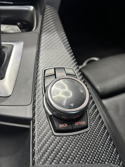 Console de BMW com acabamento em fibra de carbono