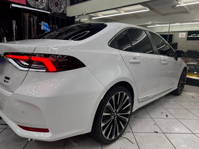 Toyota Corolla branco com rodas novas