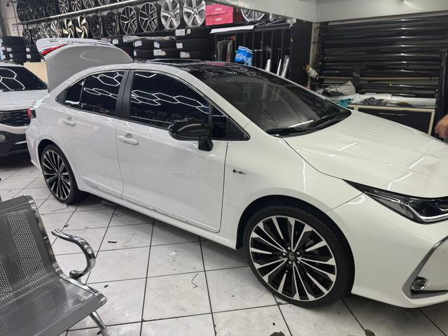 Toyota Corolla branco visto de lado