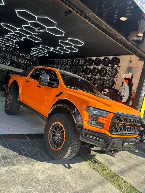 Ford Raptor laranja dentro da loja