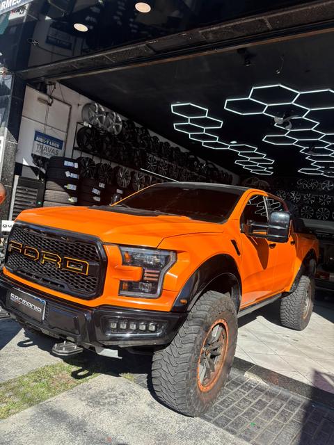 Frente de Ford Raptor laranja