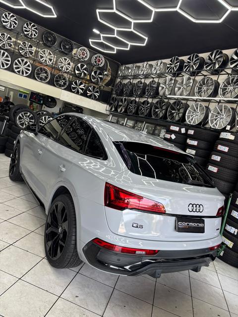 Audi Q5 Sportback com rodas pretas