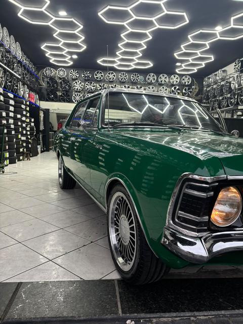 Chevrolet Opala verde com rodas novas