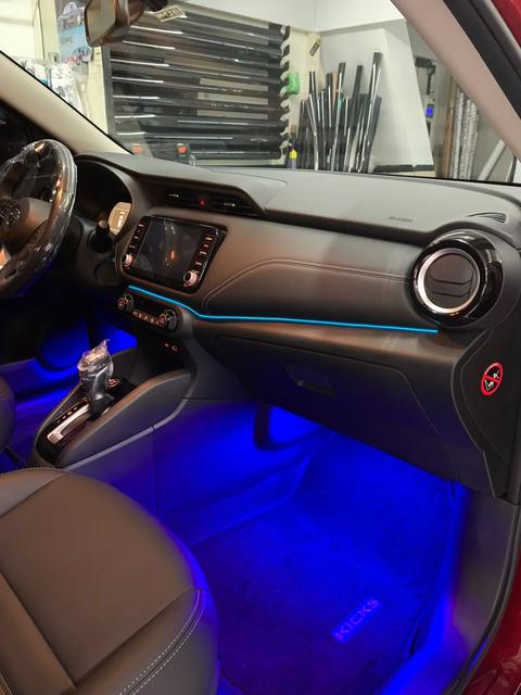 Interior de Nissan Kicks com iluminação LED azul